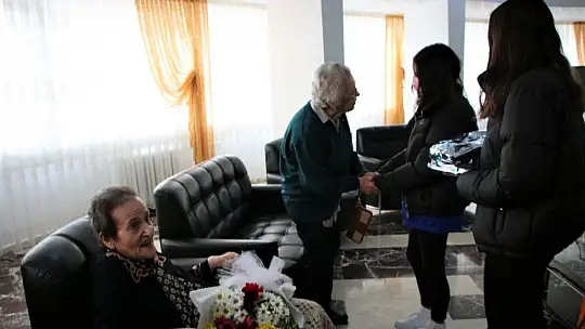 Çocuklardan en yaşlı öğretmenlere anlamlı ziyaret