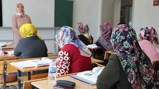 Çocuklarının okuduğu sıralarda şimdi kendileri ter döküyor