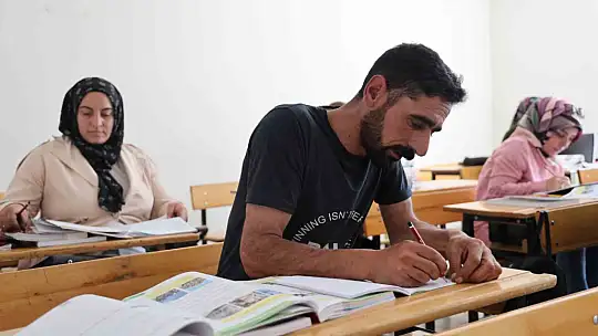 Çocuklarının okuduğu sıralarda şimdi kendileri ter döküyor