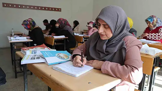 Çocuklarının okuduğu sıralarda şimdi kendileri ter döküyor