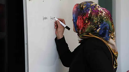 Çocuklarının okuduğu sıralarda şimdi kendileri ter döküyor