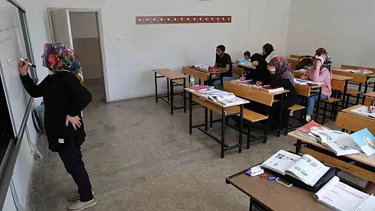 Çocuklarının okuduğu sıralarda şimdi kendileri ter döküyor