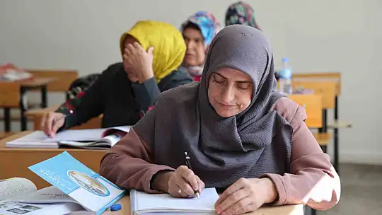 Çocuklarının okuduğu sıralarda şimdi kendileri ter döküyor