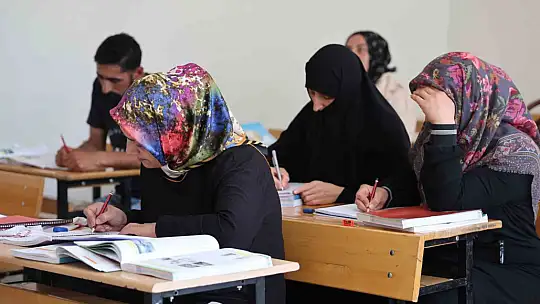 Çocuklarının okuduğu sıralarda şimdi kendileri ter döküyor
