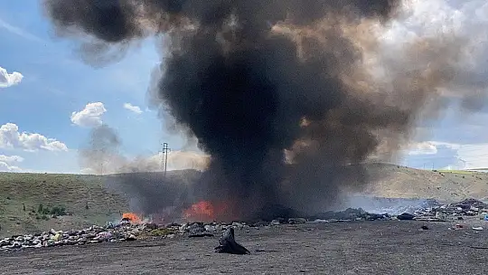 Çöplükteki yangında, kara dumanlar gök yüzünü kapladı