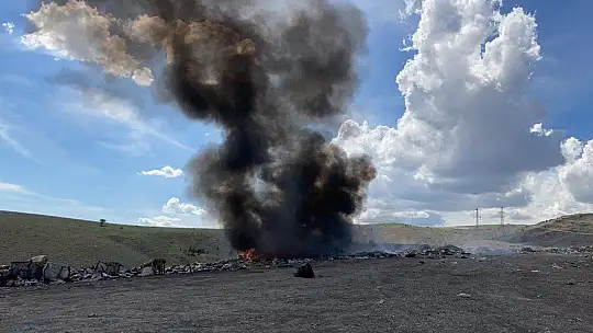 Çöplükteki yangında, kara dumanlar gök yüzünü kapladı