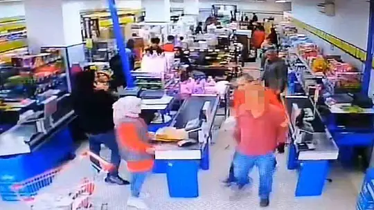 Çorabından çıkardığı bıçakla market çalışanının üzerine yürüdü