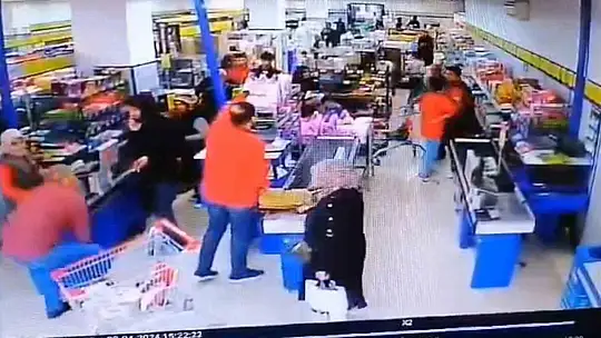 Çorabından çıkardığı bıçakla market çalışanının üzerine yürüdü