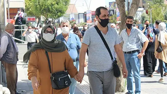 Covid-19 artınca, Elazığ'da herkes maske takmaya başladı