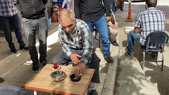 Covid-19 denetiminde Vali Yardımcısı Abbasoğlu, bir kişiye sigarayı bıraktırdı