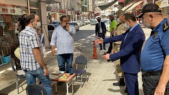 Covid-19 denetiminde Vali Yardımcısı Abbasoğlu, bir kişiye sigarayı bıraktırdı