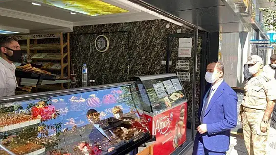 Covid-19 denetiminde Vali Yardımcısı Abbasoğlu, bir kişiye sigarayı bıraktırdı
