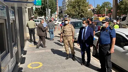 Covid-19 denetiminde Vali Yardımcısı Abbasoğlu, bir kişiye sigarayı bıraktırdı