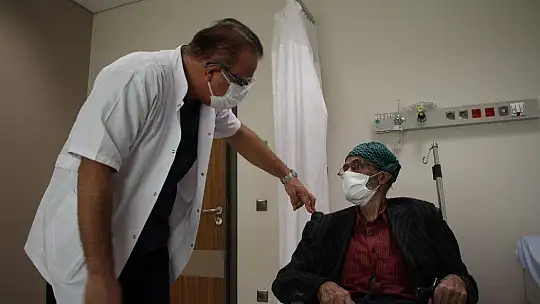 Covid-19'u yenen doktor tekrar görevine başladı, 'Maske' ve 'Karantina' uyarısı yaptı