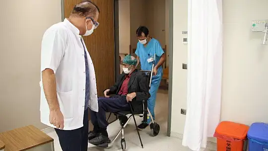 Covid-19'u yenen doktor tekrar görevine başladı, 'Maske' ve 'Karantina' uyarısı yaptı