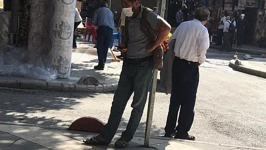 Covidli hasta, karantinayı ihlal etti, meydanda polis tarafından yakalandı