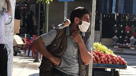 Covidli hasta, karantinayı ihlal etti, meydanda polis tarafından yakalandı