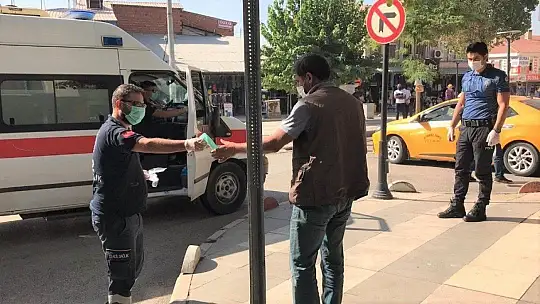 Covidli hasta, karantinayı ihlal etti, meydanda polis tarafından yakalandı