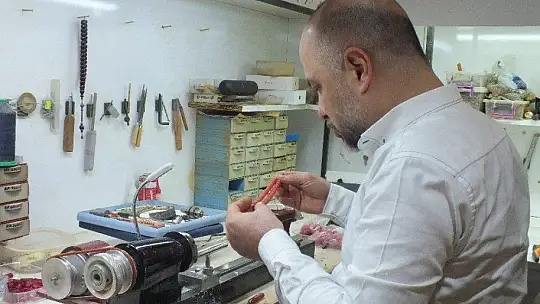 Cumhurbaşkanı Erdoğan için dünyada sadece Elazığ'da çıkan vişne mermerinden 'tespih' yaptı