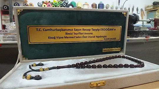 Cumhurbaşkanı Erdoğan için dünyada sadece Elazığ'da çıkan vişne mermerinden 'tespih' yaptı