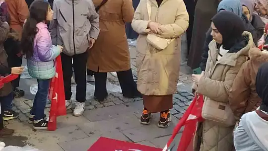 Cumhurbaşkanı Erdoğan konuşurken Türk bayrağını önüne bırakıp miting alanında namaz kıldı