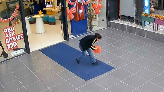 Cumhuriyet coşkusunun dokunaklı anı: Yere düşen 'Ay Yıldıza' saygı dolu öpücük