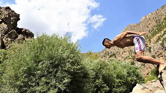 Dağın zirvesinde yüzen çocuklar, profesyonellere taş çıkarıyor