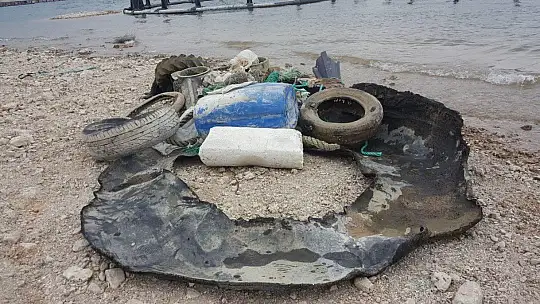 Dalgıçlar baraj gölüne daldı, tekerlekten halata kadar birçok atık çıkardı