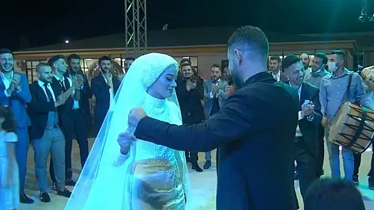 Damadın 'evet' dediği sırada arkadaşları 'Son pişmanlık neye yarar' şarkısını açtı