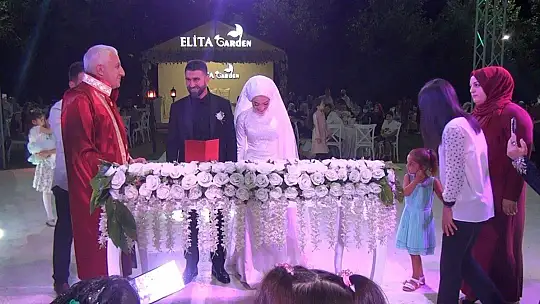 Damadın 'evet' dediği sırada arkadaşları 'Son pişmanlık neye yarar' şarkısını açtı