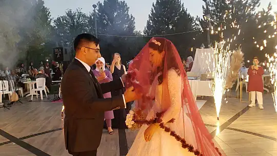 Damat çiftçi olunca düğün konvoyu şaşırttı