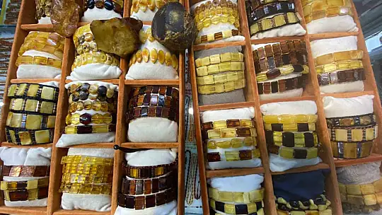 Damla kehribar kolyelere ilgi gün geçtikçe artıyor