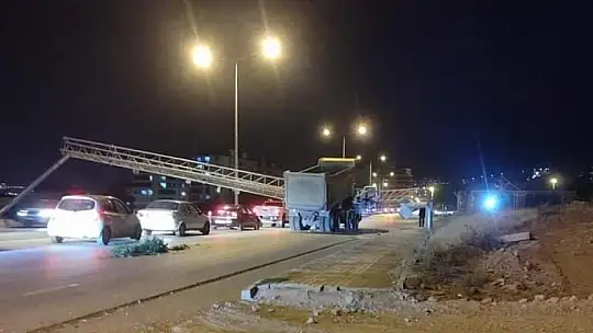 Damperi açık kamyon KGYS direğini devirdi