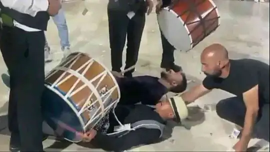 Akrobatik hareketlerle Davulcu Show
