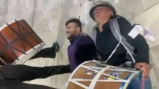 Akrobatik hareketlerle Davulcu Show
