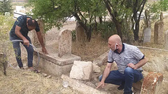 Define avcıları mezarlıkları tahrip etti