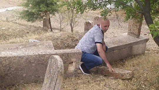 Define avcıları mezarlıkları tahrip etti