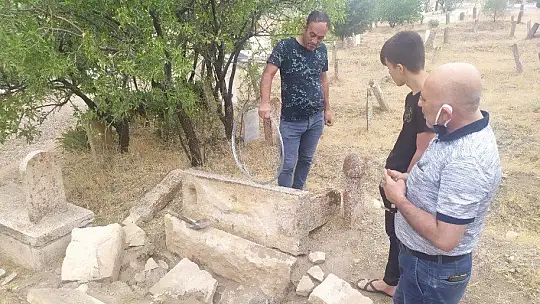 Define avcıları mezarlıkları tahrip etti