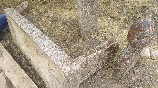 Define avcıları mezarlıkları tahrip etti