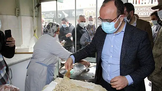 Denetime çıkan Vali, hem çay borçlarını ödedi, hem de gözleme yaptı