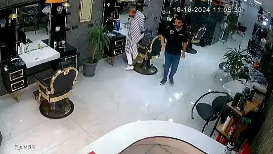 Deprem anında kuafördeki panik kamerada: Tıraşı bırakıp kaçtılar