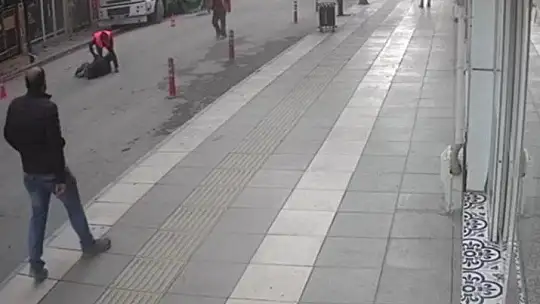 Deprem anında pencereden atladı, o anlar kamerada