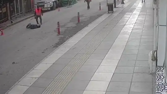 Deprem anında pencereden atladı, o anlar kamerada