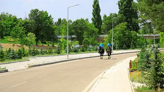 Deprem bölgesi Elazığ'da, atlı jandarmalar moral görevine başladı