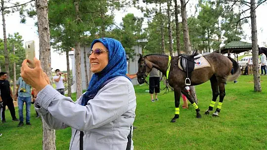 Deprem bölgesi Elazığ'da, atlı jandarmalar moral görevine başladı
