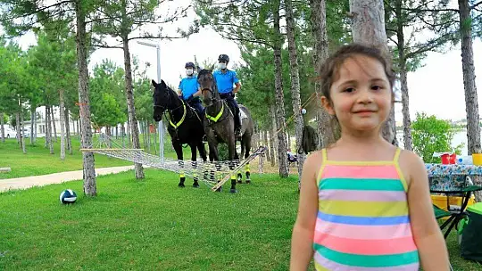 Deprem bölgesi Elazığ'da, atlı jandarmalar moral görevine başladı