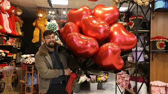 Sevgililer Günü dolayısıyla çiçekçilerde yoğunluk yaşanıyor