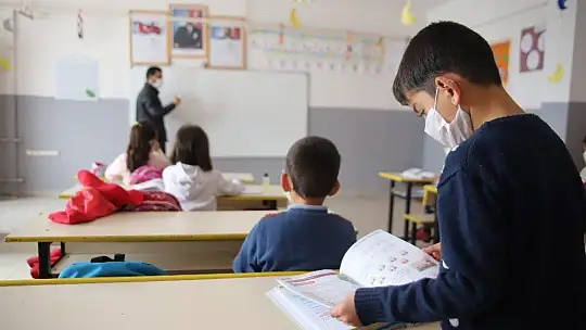 Deprem ve pandeminin etkilediği Elazığ'ın köy okullarında ilk ders heyecanı