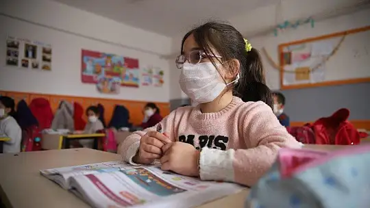 Deprem ve pandeminin etkilediği Elazığ'ın köy okullarında ilk ders heyecanı