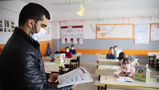 Deprem ve pandeminin etkilediği Elazığ'ın köy okullarında ilk ders heyecanı